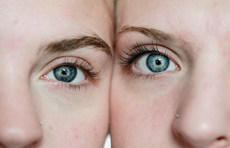 2 Damen-Gesichter in Nahaufnahme
